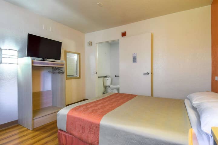 Room 11 of 30