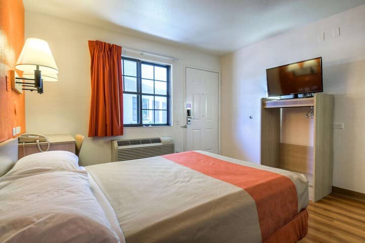 Room 10 of 30